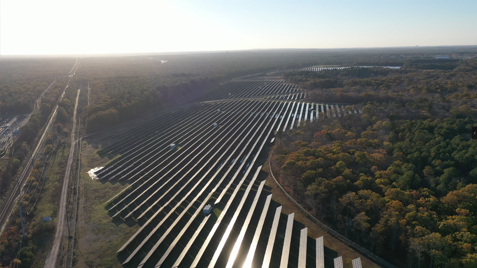 Fotografi udara drone dari pembangkit listrik tenaga surya sangat spektakuler!